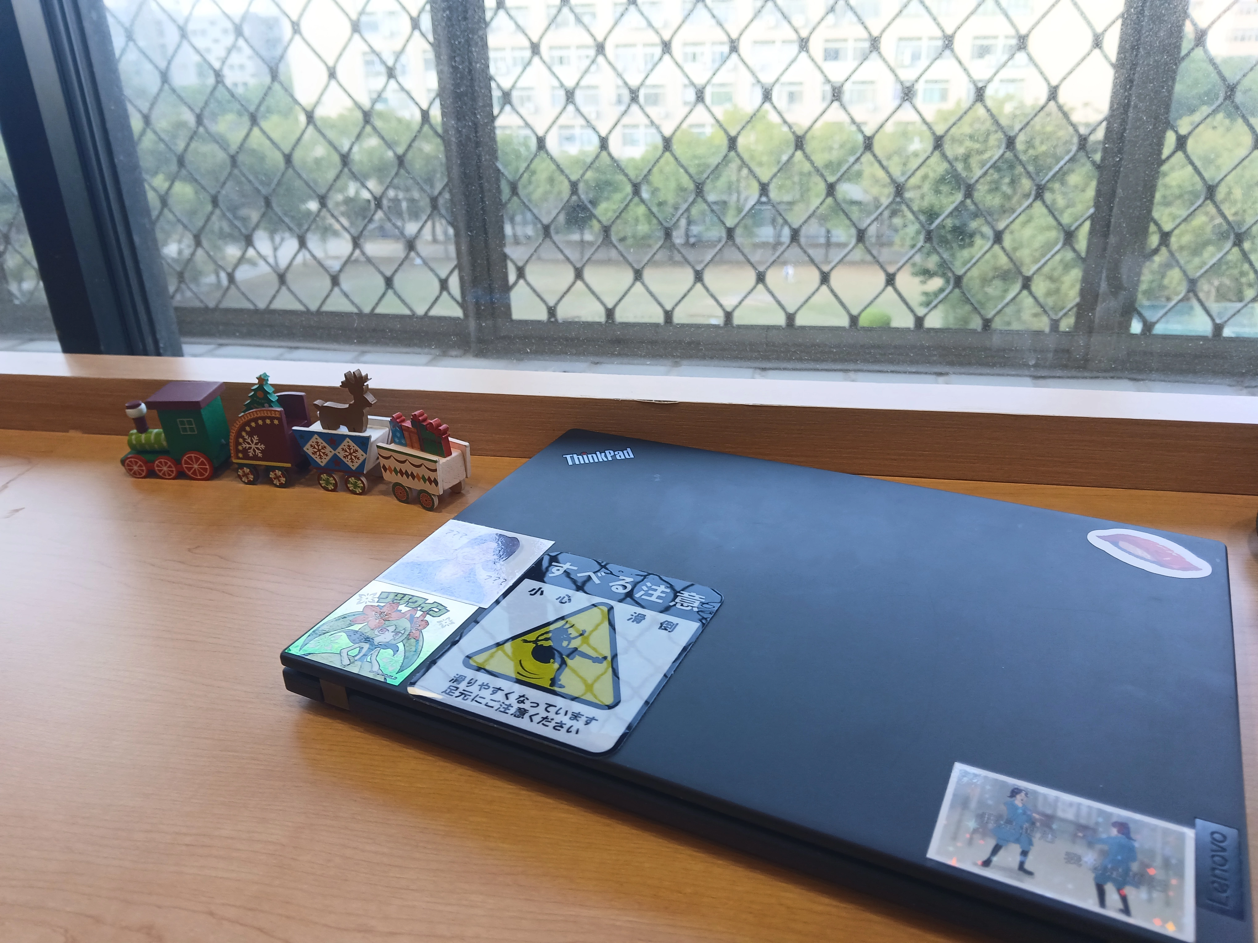 新筆電的照片，雖然是二手的，但規格已經比之前的好很多了，目標是貼滿貼紙