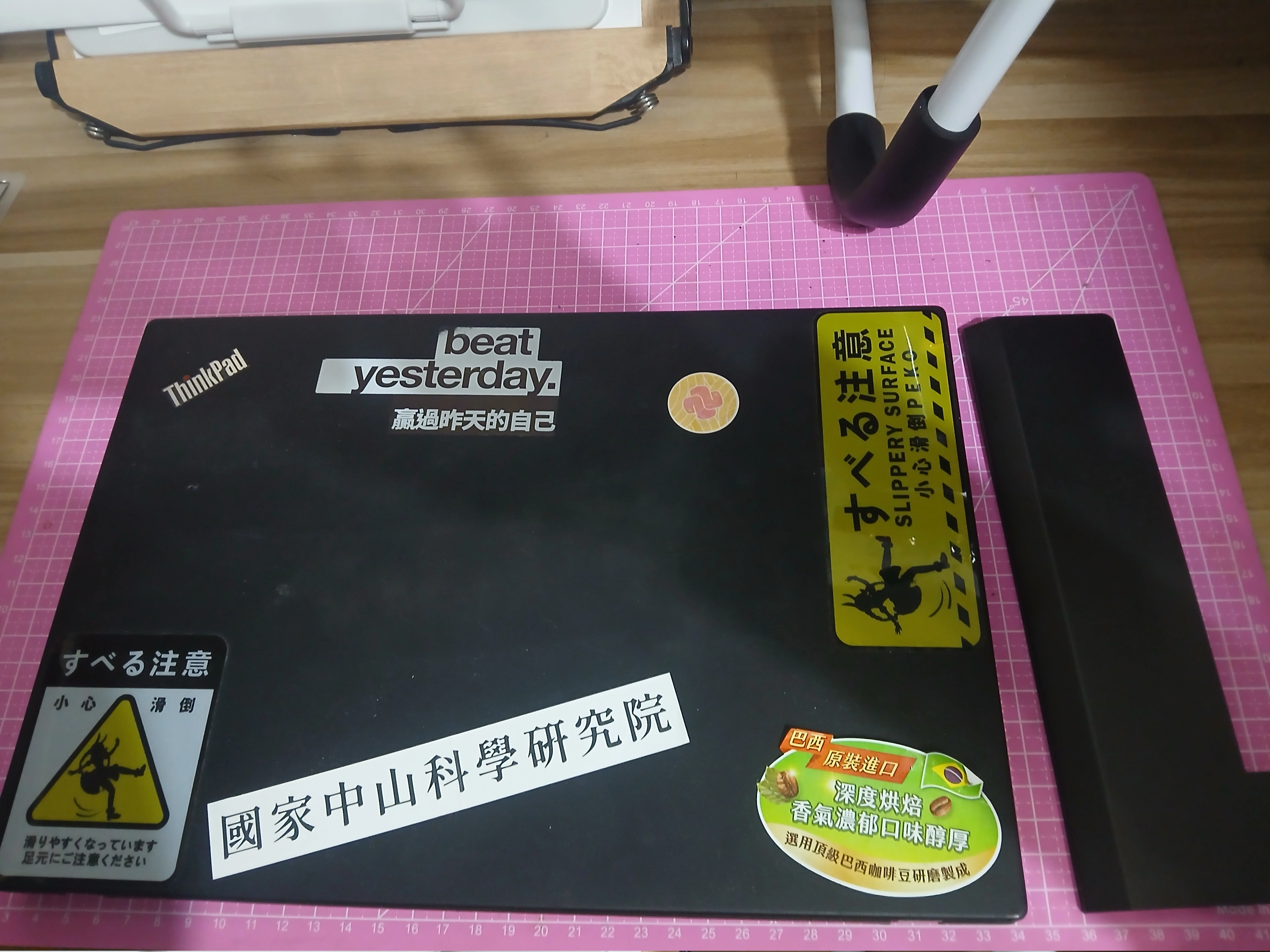 或許還記得，上一張照片裡幫老夥伴拆下了電池