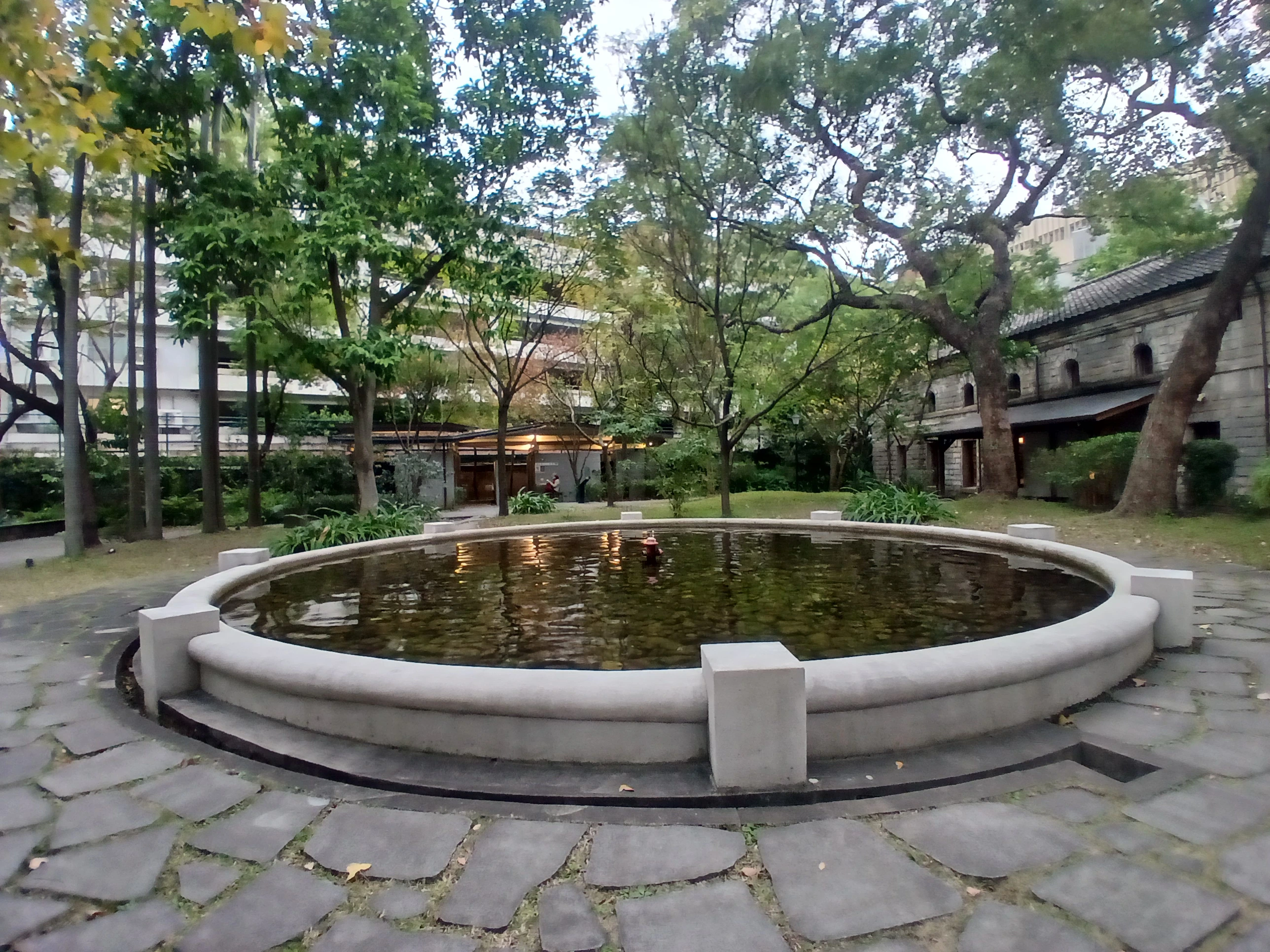 乍看之下很潛的水池實際深達72公尺，為了防止人掉下去在表面鋪了一層類似水溝蓋的鐵網與石子，過去用於存放工廠冷卻水與作為消防水源