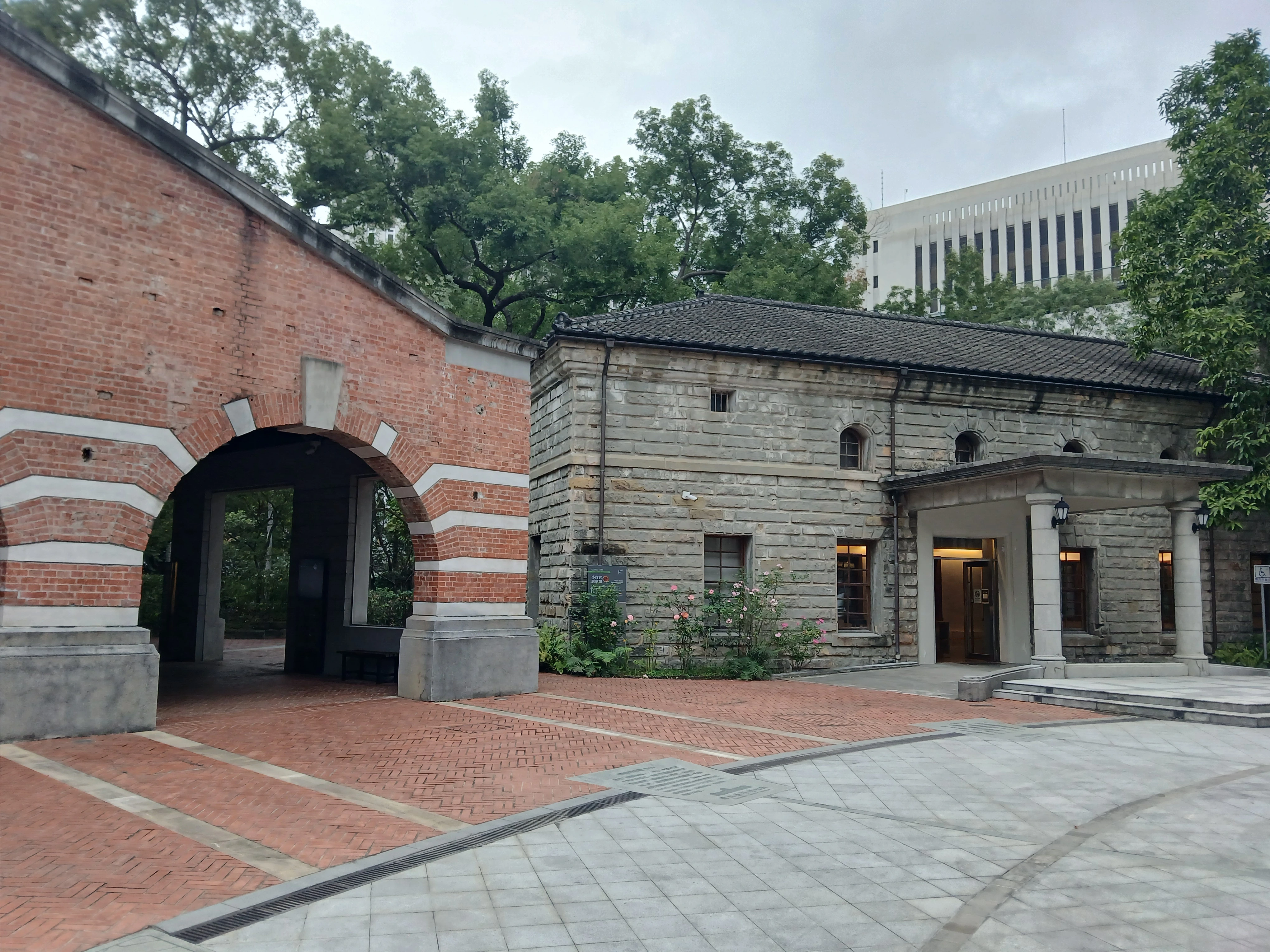 僅剩的南門場區建物：紅樓與小白宮